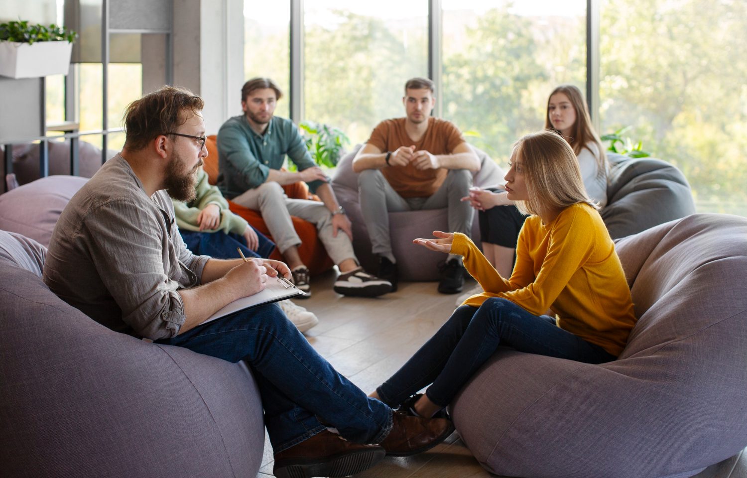 Groep mensen in gesprek