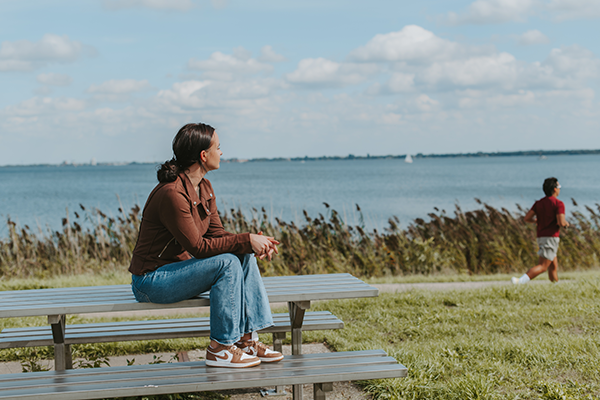 Vrouw staart over IJsselmeer