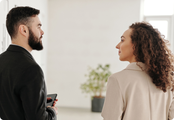 Man en vrouw in gesprek